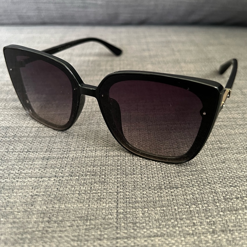 NEW TAHARI SUNGLASSES EYEWEAR ACCESSORY WITH RIENGSTONES